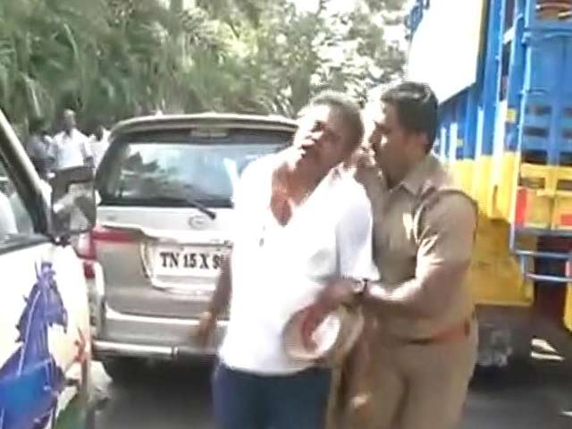Video : AIADMK Rebel Sasikala Pushpa's Husband Attacked As She Eyes Top Post