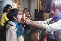 दिल्ली के कनाट प्लेस में जलता हुआ पान खाकर लोग महसूस कर रहे हैं थ्रिल दिल्ली के कनाट प्लेस में जलता हुआ पान खाकर लोग महसूस कर रहे हैं थ्रिल