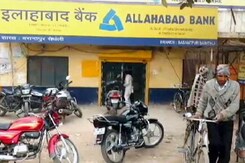 कैश नहीं होने से कैशियर की खिड़की बंद कैश नहीं होने से कैशियर की खिड़की बंद