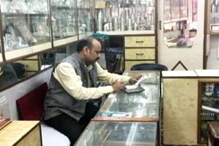 स्वाइप मशीनों की किल्लत... स्वाइप मशीनों की किल्लत...