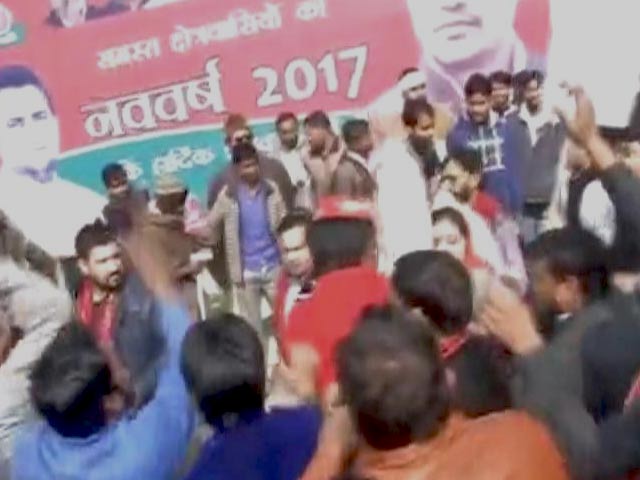 Videos : सपा कार्यालय के बाहर मुलायम-अखिलेश समर्थकों की भिड़ंत