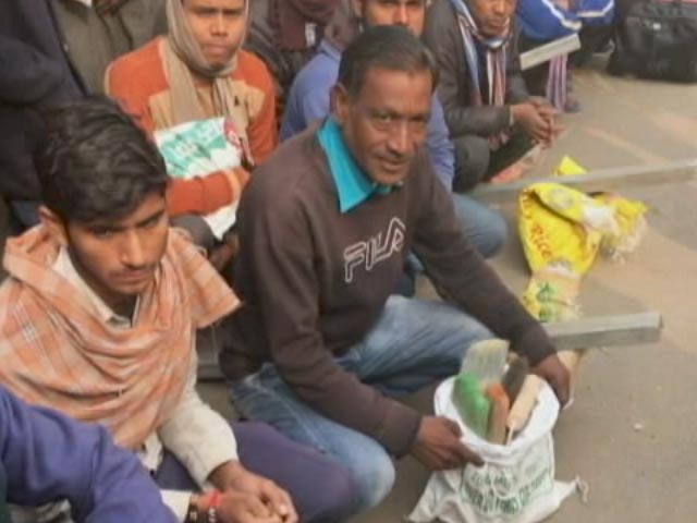Videos : नोटबंदी की वजह से देहाड़ी मजदूरों की 'घर वापसी'