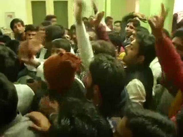 Video : Akhilesh Yadav, Uncle Shivpal Factions Fight For Samajwadi Party Office