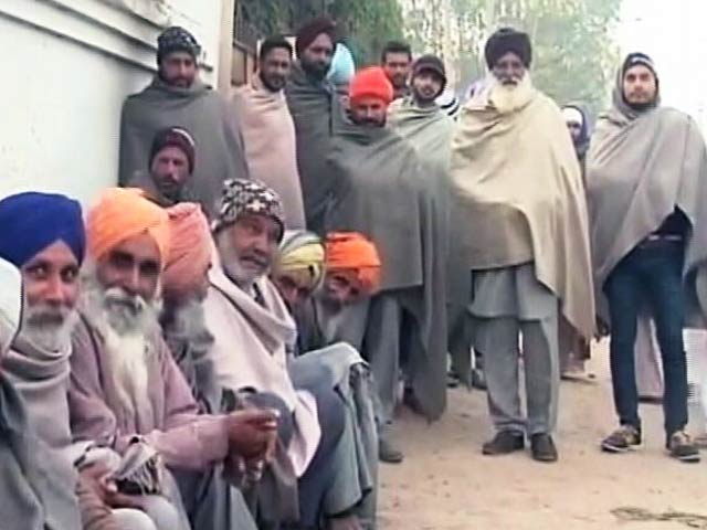 Videos : नोटबंदी का असर : बैंकों की लाइन में घंटों लग रहे पंजाब के किसान