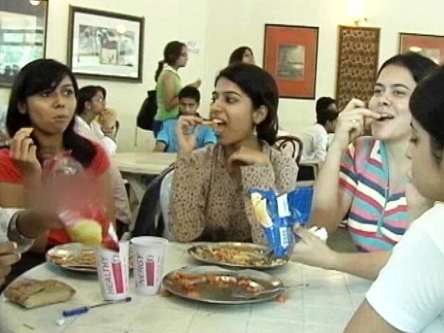 होटल या रेस्तरां में सर्विस चार्ज दें या नहीं आपकी मर्जी