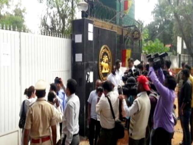 बेंगलुरु : RBI दफ्तर के बाहर नोटिस, पुराने नोट नहीं बदले जाएंगे