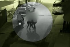 बेंगलुरु में लड़की के साथ सड़क पर घटी शर्मनाक घटना का Video आया सामने बेंगलुरु में लड़की के साथ सड़क पर घटी शर्मनाक घटना का Video आया सामने