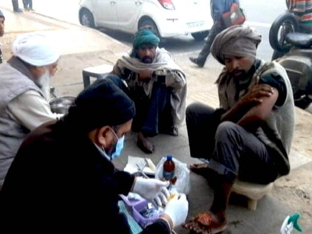 Videos : सड़क के किनारे लगता है बेघरों का अस्पताल