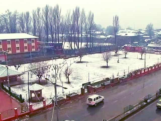 बर्फ की चादर में लिपटी कश्मीर घाटी