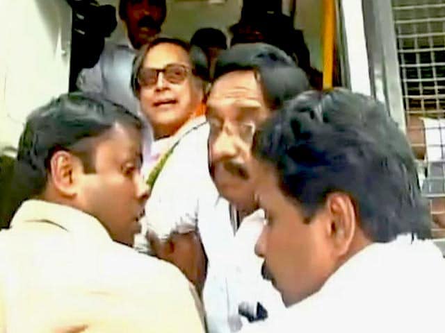 Video : Shashi Tharoor, Leading Notes Ban Protest, Says He Was Arrested