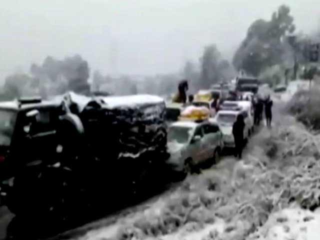 Snowfall-Hit Jammu-Srinagar Highway Strands Vehicles, Upsets Tourists