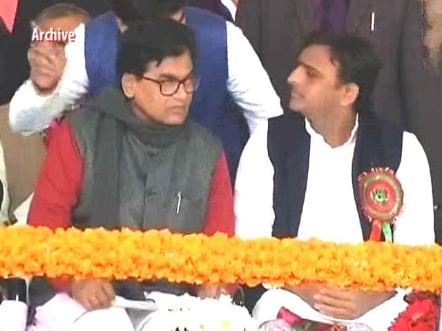 Video : In Fight For Party Symbol, Akhilesh Yadav Submits Proof - In 6 Boxes