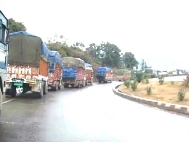 Kashmir Weather: 800 Trucks, 200 Cars Stranded On Jammu-Srinagar Highway
