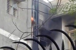 सनकी बेटे ने घर में पिता की हत्या की, सिलिंडर में आग लगाकर कई पुलिसकर्मियों को घायल किया सनकी बेटे ने घर में पिता की हत्या की, सिलिंडर में आग लगाकर कई पुलिसकर्मियों को घायल किया