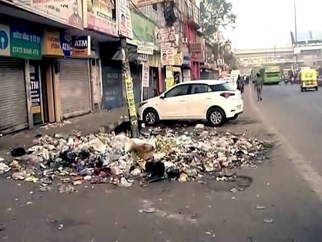 नहीं खत्म हुई सफाईकर्मियों की हड़ताल, पूर्वी दिल्ली में कूड़े का लगा अंबार
