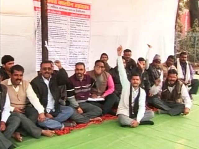 Video : Madhya Pradesh Panchayat Secretaries On Strike, Villagers Left Jobless