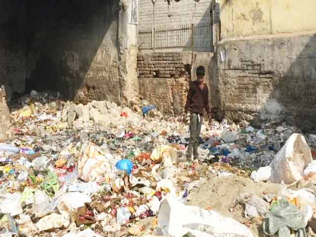 सियासत के बीच पूर्वी दिल्ली बनी कूड़े का ढेर