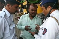 कैशलेस हुई मुंबई ट्रैफिक पुलिस, अब कार्ड से जुर्माना वसूली कैशलेस हुई मुंबई ट्रैफिक पुलिस, अब कार्ड से जुर्माना वसूली