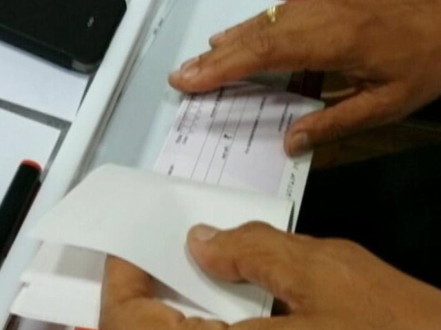 MoJo@7: चेकबुक लॉकर में, फिर कैसे निकले पैसे