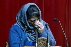 पुस्तक विमोचन के कार्यक्रम में मुख्यमंत्री महबूबा हुईं भावुक पुस्तक विमोचन के कार्यक्रम में मुख्यमंत्री महबूबा हुईं भावुक