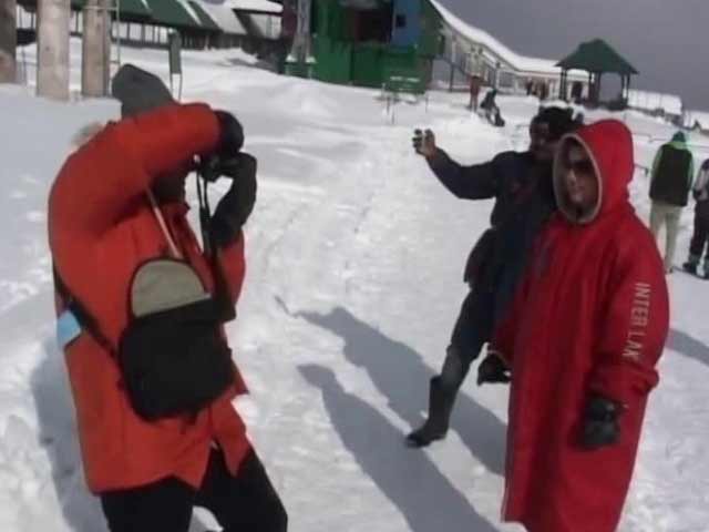 Video : Covered In Thick Snow, Kashmir's Winter Wonderland Gulmarg Attracting Tourists
