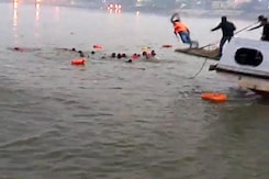 Watch: Rescuers, Locals Dive In To Save People After Patna Boat Tragedy Watch: Rescuers, Locals Dive In To Save People After Patna Boat Tragedy