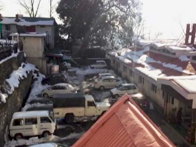 कश्मीर : पटनीटॉप पर पहली बर्फबारी का आनंद लेते सैलानी