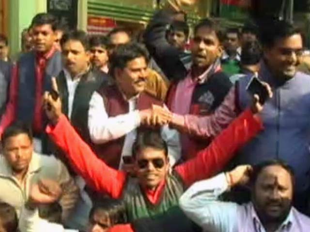 Videos : सपा दफ्तर के बाहर अखिलेश समर्थकों का प्रदर्शन