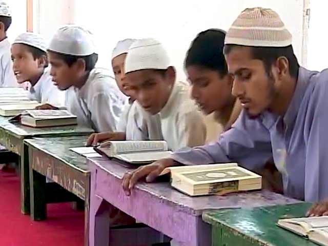 मदरसों में मिड-डे मील स्कीम लागू करने की तैयारी में मोदी सरकार