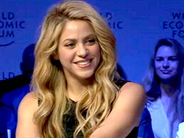 Video : Shakira, An Elvis Fan, Sings <i>Always On My Mind</i>