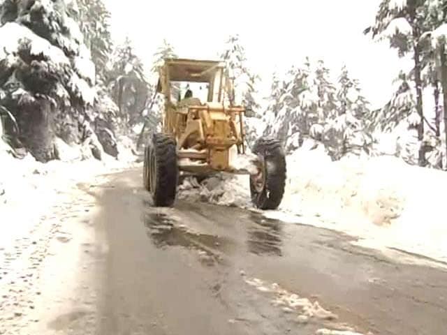 Video : Efforts On To Clear Jammu-Srinagar Highway, Blocked By Heavy Snow
