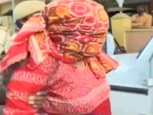 Videos : बेंगलुरु में लड़की ने शादी से इनकार करने वाले प्रेमी पर तेजाब फेंका