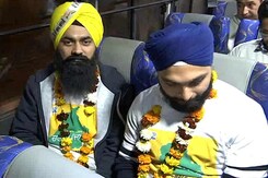 AAP's Manish Sisodia Leads Big 3 am Welcome At Airport For NRI Campaigners AAP's Manish Sisodia Leads Big 3 am Welcome At Airport For NRI Campaigners