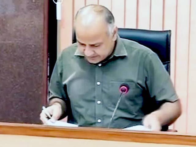 दिल्ली के शिक्षामंत्री मनीष सिसोदिया पर सीबीआई की आंच