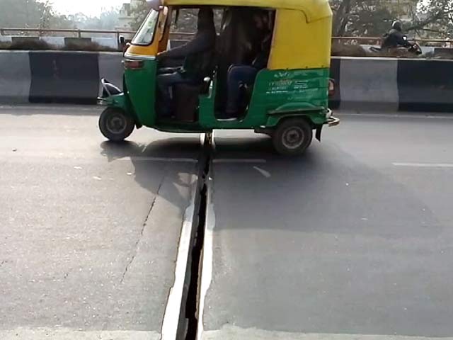 दिल्ली : लाजपत नगर फ्लाईओवर में आई दरार