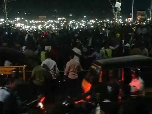Video : From Torchlight To WhatsApp: At Marina Beach, The Cellphone Is A Powerful Tool