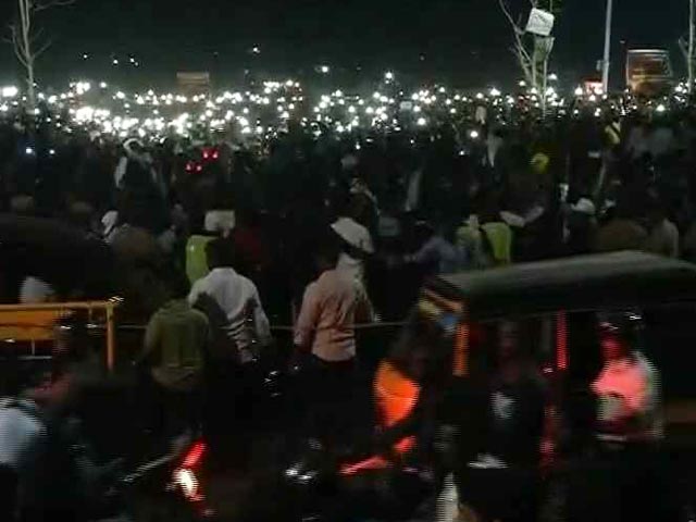 From Torchlight To WhatsApp: At Marina Beach, The Cellphone Is A Powerful Tool
