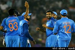 कटक में भारत की सीरीज जीत में एमएस धोनी और युवराज सिंह सितारे बनकर उभरे कटक में भारत की सीरीज जीत में एमएस धोनी और युवराज सिंह सितारे बनकर उभरे