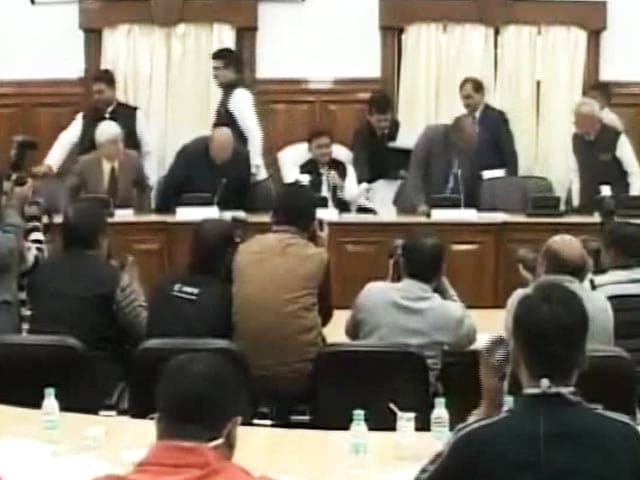Video : इंडिया 8 बजे: सीट बंटवारे पर सपा-कांग्रेस में ठनी