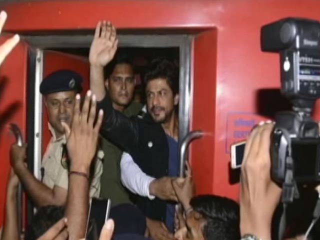 'रईस' के प्रमोशन के लिए ट्रेन से मुंबई से दिल्ली रवाना हुए शाहरुख खान