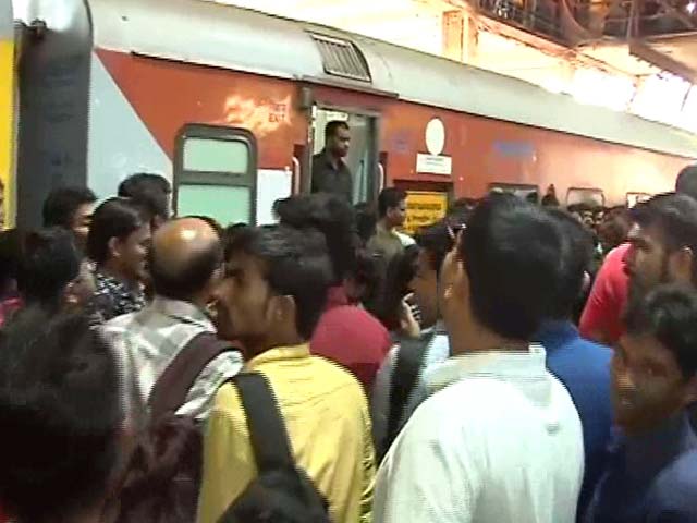 Crowd Waits With Bated Breath For Shah Rukh Khan At The Station