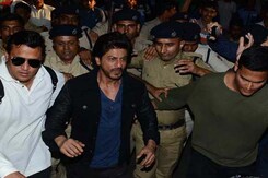 MoJo@7: शाहरुख को देखने उमड़ी भीड़ में एक की मौत MoJo@7: शाहरुख को देखने उमड़ी भीड़ में एक की मौत