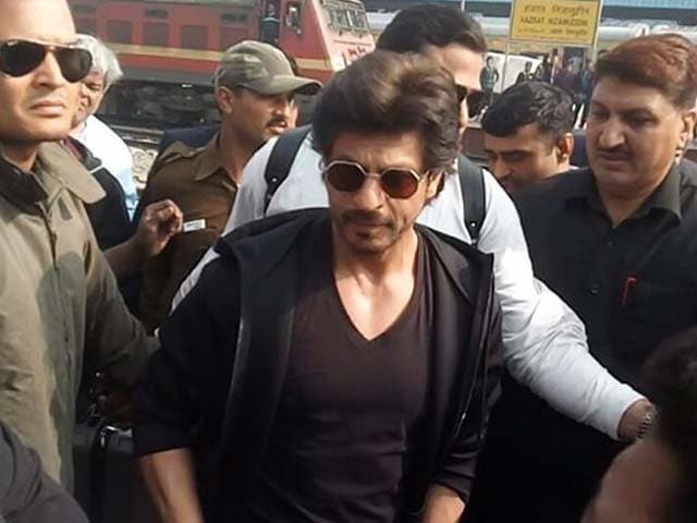 Video : Shah Rukh Khan Pained At Death In Fan Frenzy, Railways Investigates