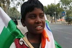 तिरंगा बेच रहे इन बच्चों को भला क्या मालूम, गणतंत्र दिवस क्या है... तिरंगा बेच रहे इन बच्चों को भला क्या मालूम, गणतंत्र दिवस क्या है...