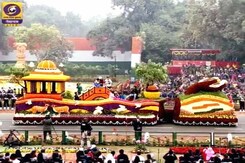 गणतंत्र दिवस पर देश की विविधता दर्शाती झांकियां गणतंत्र दिवस पर देश की विविधता दर्शाती झांकियां