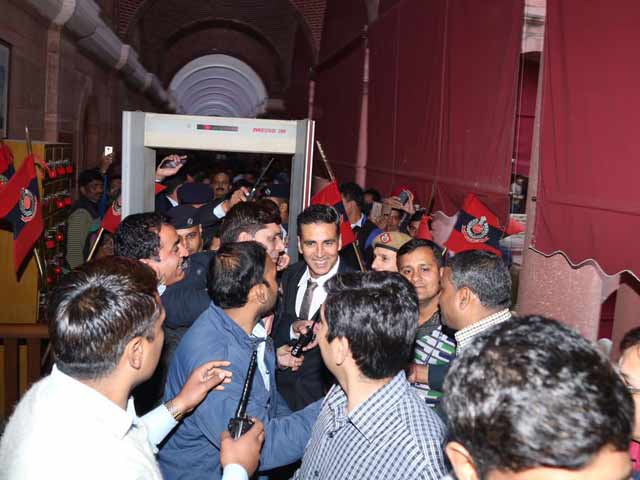 शहीदों के परिवारों की मदद करने गृह मंत्रालय पहुंचे अक्षय कुमार