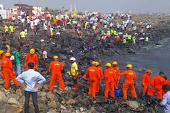 As Machines Fail, Chennai Fights Manually To Clear Oil Spill As Machines Fail, Chennai Fights Manually To Clear Oil Spill