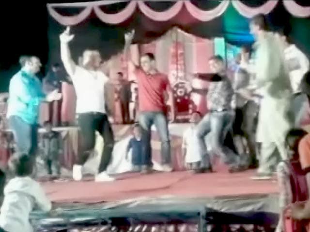 Video : चोर की शादी में पुलिसवाले बने बाराती, पहले किया डांस फिर गिरफ्तार