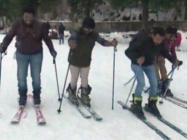 बर्फ़ से ढंके हैं कुफ़री के पहाड़, सैलानी जमकर उठा रहे बर्फ़ का लुत्फ़