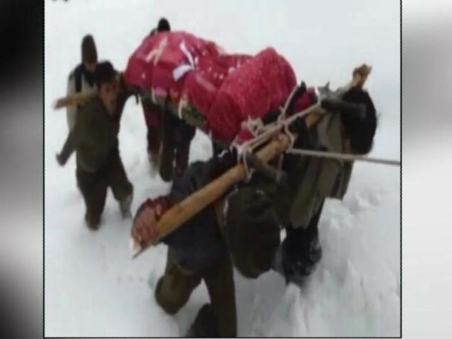 कश्मीर : 10 फुट गहरी बर्फ़ में मां का शव कंधे पर ले जाने को मजबूर हुआ सैनिक